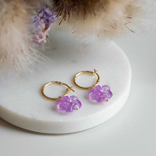 Серьги-кольца с цветками из акрила