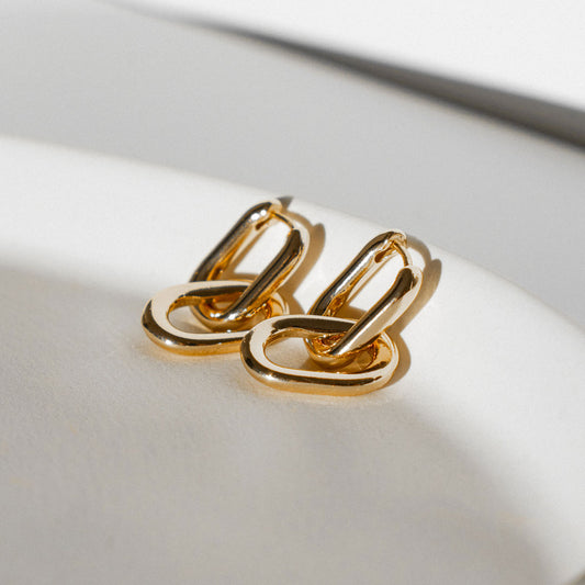 Geometric pendant u-shaped hoops