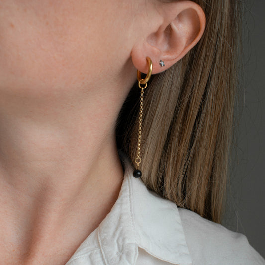 Varje - Асимметричные серьги-кольца с подвеской-бубликом