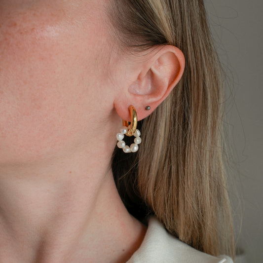 Асимметричные серьги-кольца с жемчугом