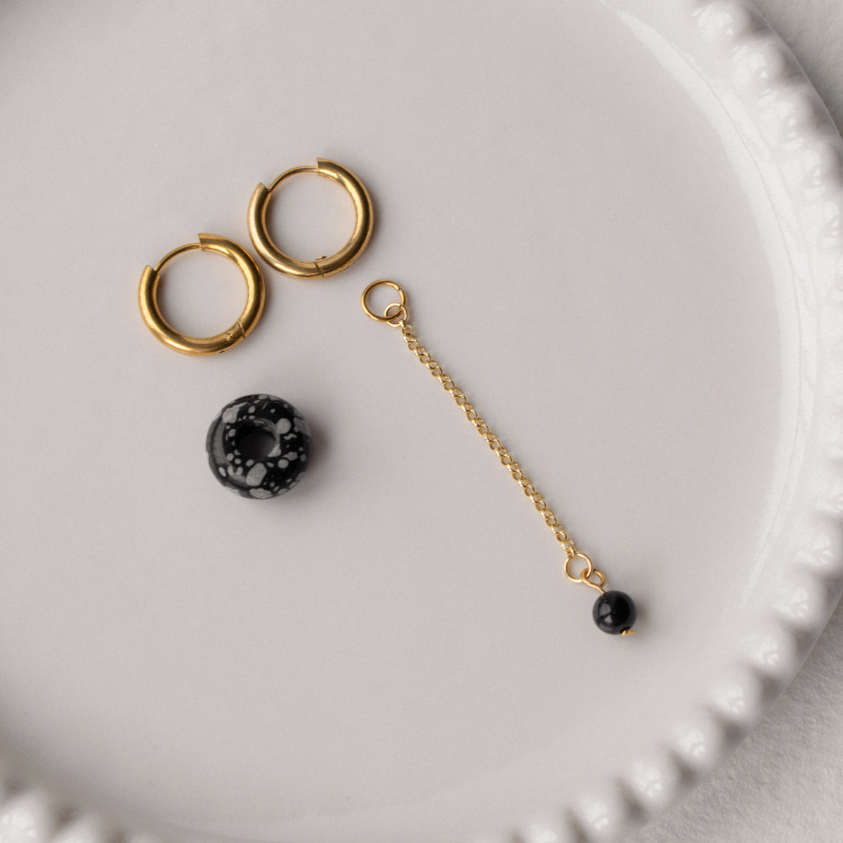 Varje - Black Donut Asymmetric Hoops