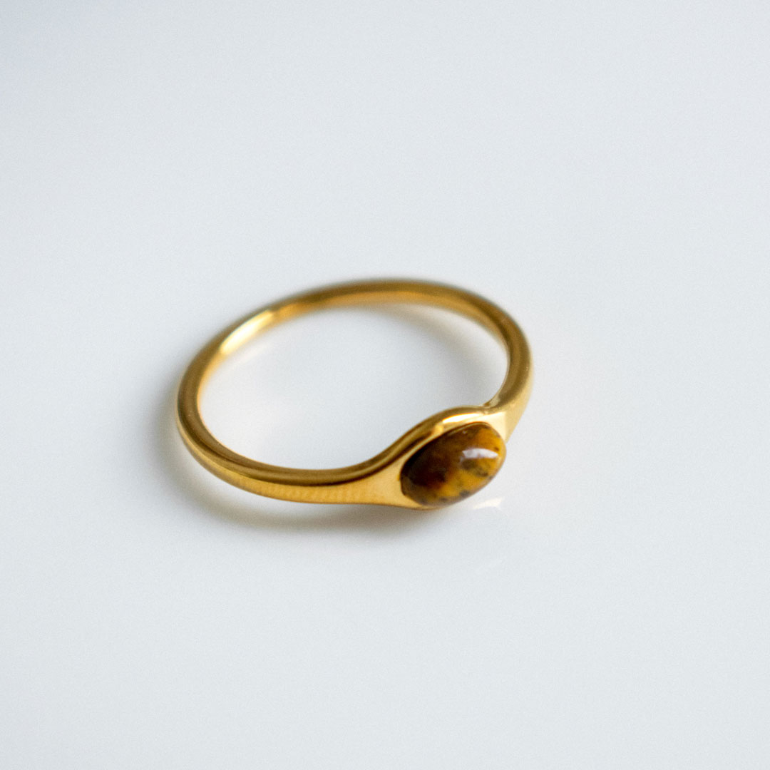 Позолоченное кольцо с коричневым камнем